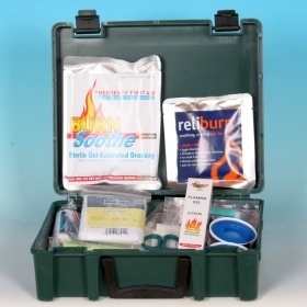 Førstehjælpskasse specielt til brandsår. Professionel model med alsidigt indhold 22,5 x 27,5 x 9 cm, incl vægbeslag.