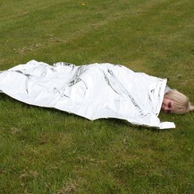 Redningstæppe, folietæppe, til brug ved antichok, sølv reflekterer og indeslutter op til 90% af kroppens varme. 160 x 210 cm (pakke 11 x 8 x 2 cm ) vægt 65 gram.